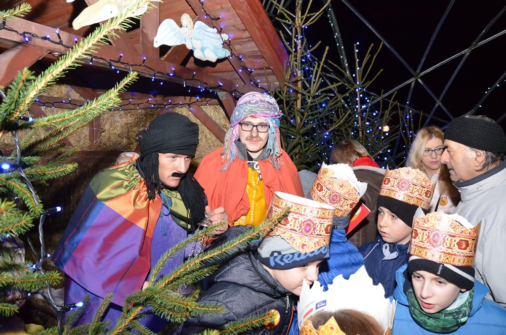 Sierakowice. Orszak Trzech Króli zakończony pokłonem przy żłóbku