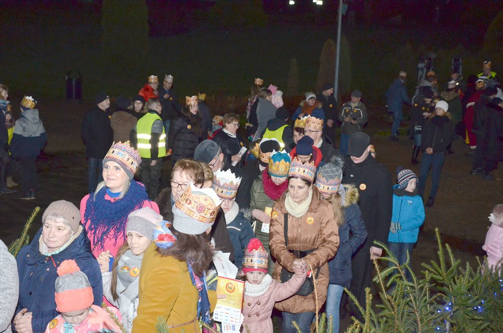 Sierakowice. Orszak Trzech Króli zakończony pokłonem przy żłóbku
