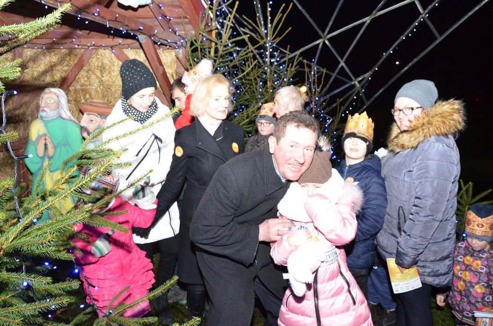 Sierakowice. Orszak Trzech Króli zakończony pokłonem przy żłóbku