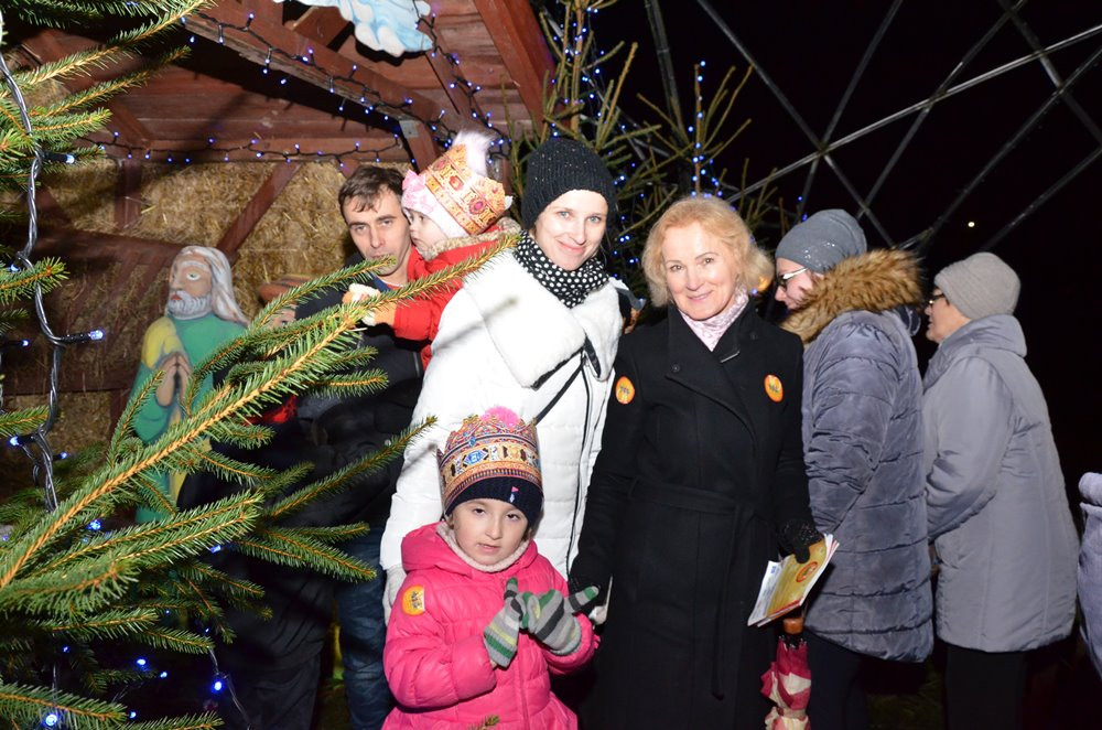 Sierakowice. Orszak Trzech Króli zakończony pokłonem przy żłóbku