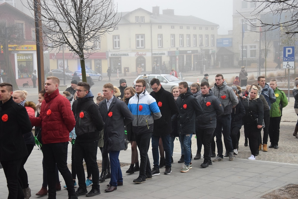 Kartuzy. Kilkuset maturzystów zatańczyło poloneza na Rynku