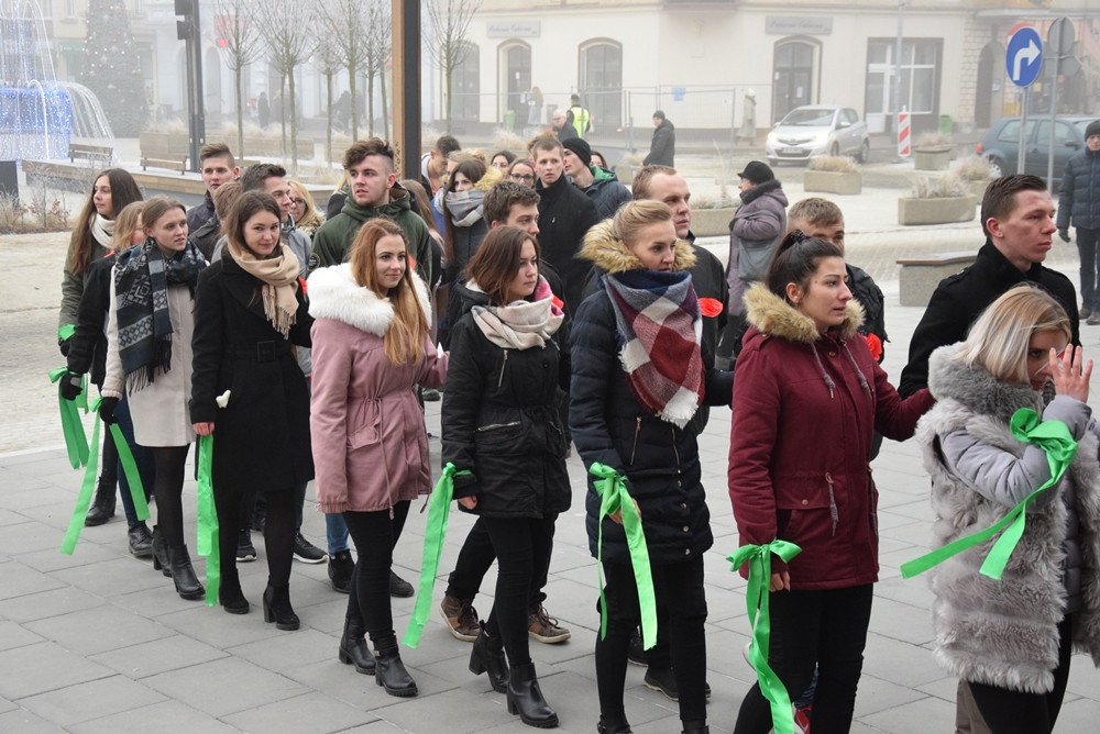 Kartuzy. Kilkuset maturzystów zatańczyło poloneza na Rynku