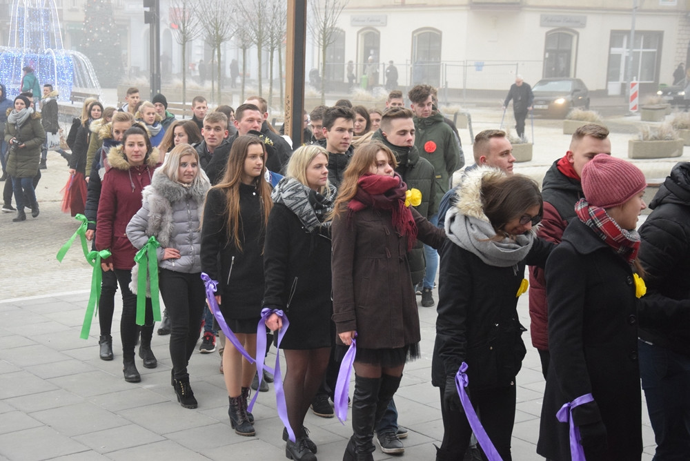 Kartuzy. Kilkuset maturzystów zatańczyło poloneza na Rynku