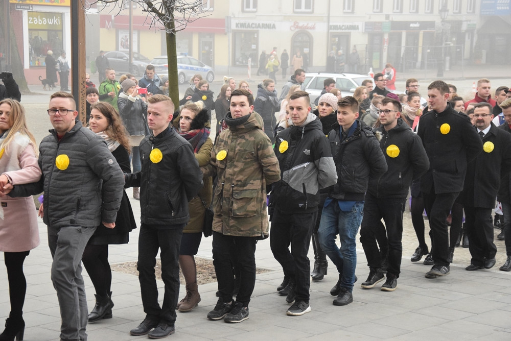 Kartuzy. Kilkuset maturzystów zatańczyło poloneza na Rynku