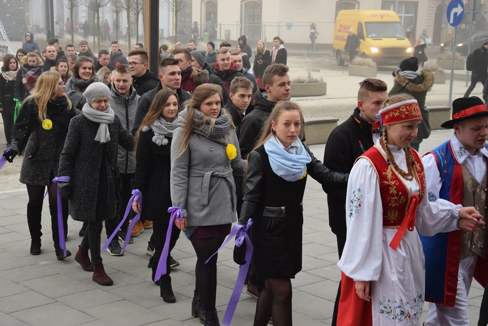 Kartuzy. Kilkuset maturzystów zatańczyło poloneza na Rynku