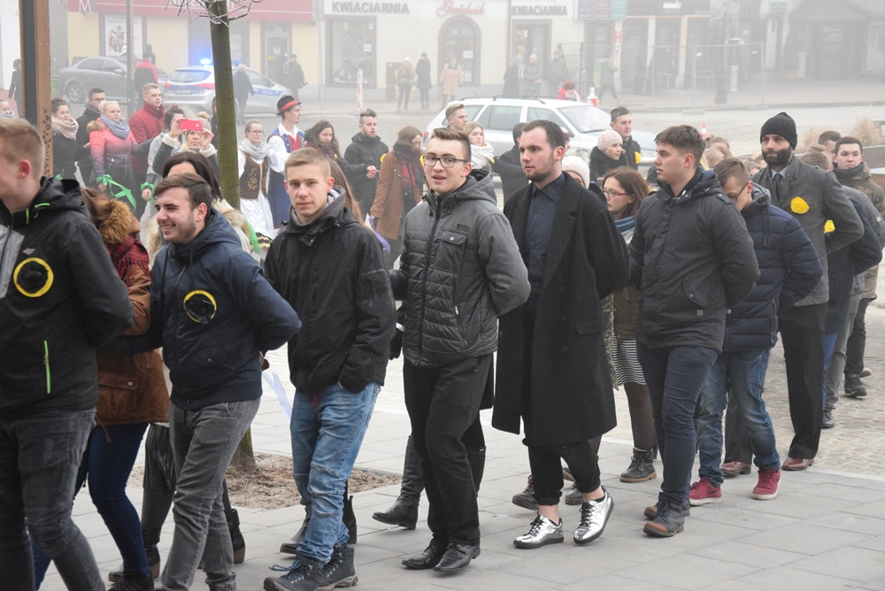 Kartuzy. Kilkuset maturzystów zatańczyło poloneza na Rynku