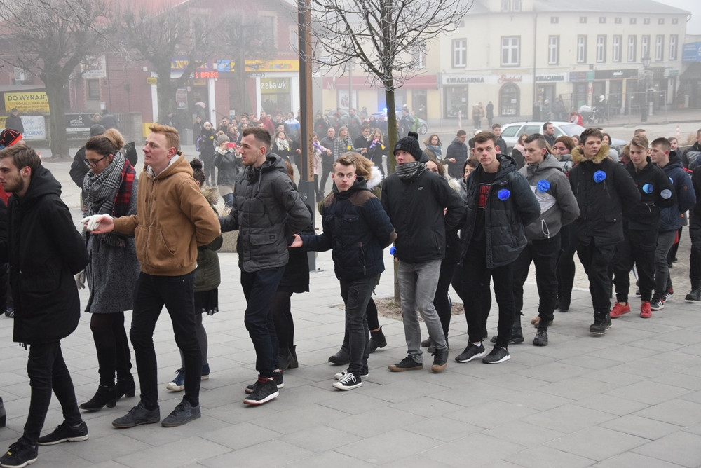 Kartuzy. Kilkuset maturzystów zatańczyło poloneza na Rynku