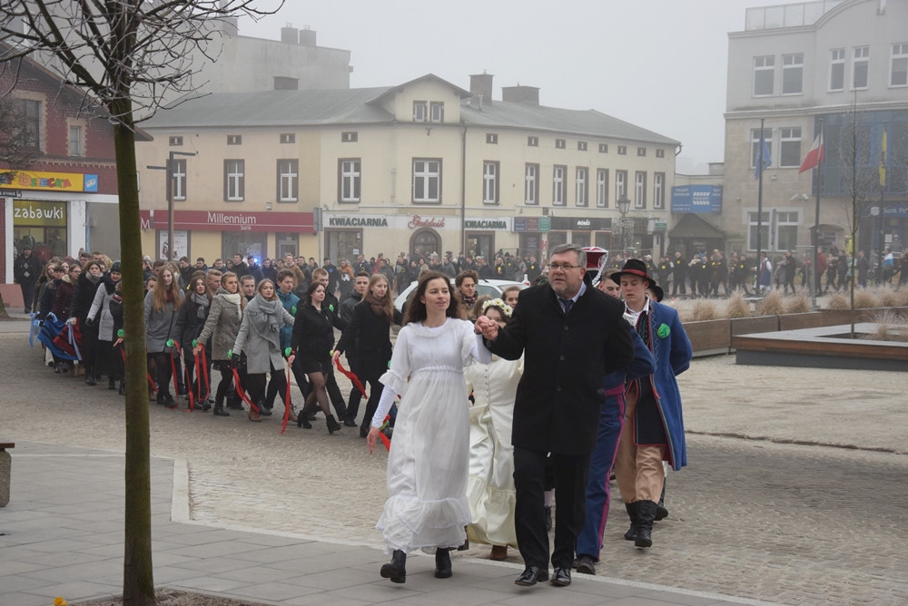 Kartuzy. Kilkuset maturzystów zatańczyło poloneza na Rynku