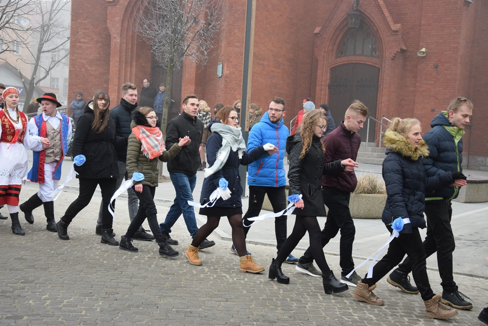 Kartuzy. Kilkuset maturzystów zatańczyło poloneza na Rynku