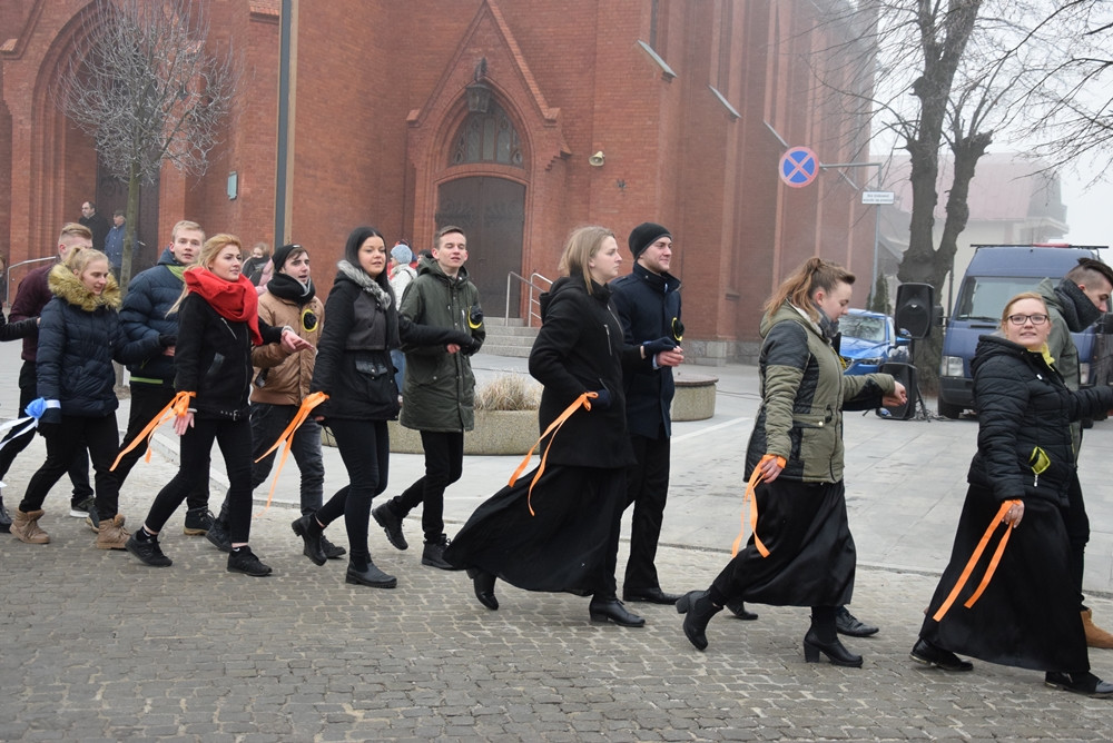 Kartuzy. Kilkuset maturzystów zatańczyło poloneza na Rynku