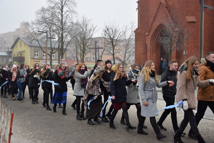 Kartuzy. Kilkuset maturzystów zatańczyło poloneza na Rynku