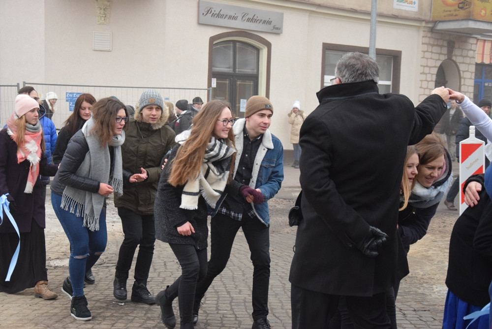 Kartuzy. Kilkuset maturzystów zatańczyło poloneza na Rynku