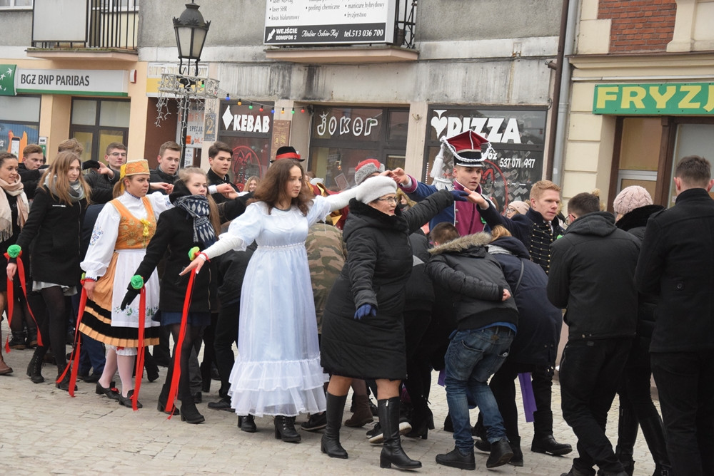 Kartuzy. Kilkuset maturzystów zatańczyło poloneza na Rynku
