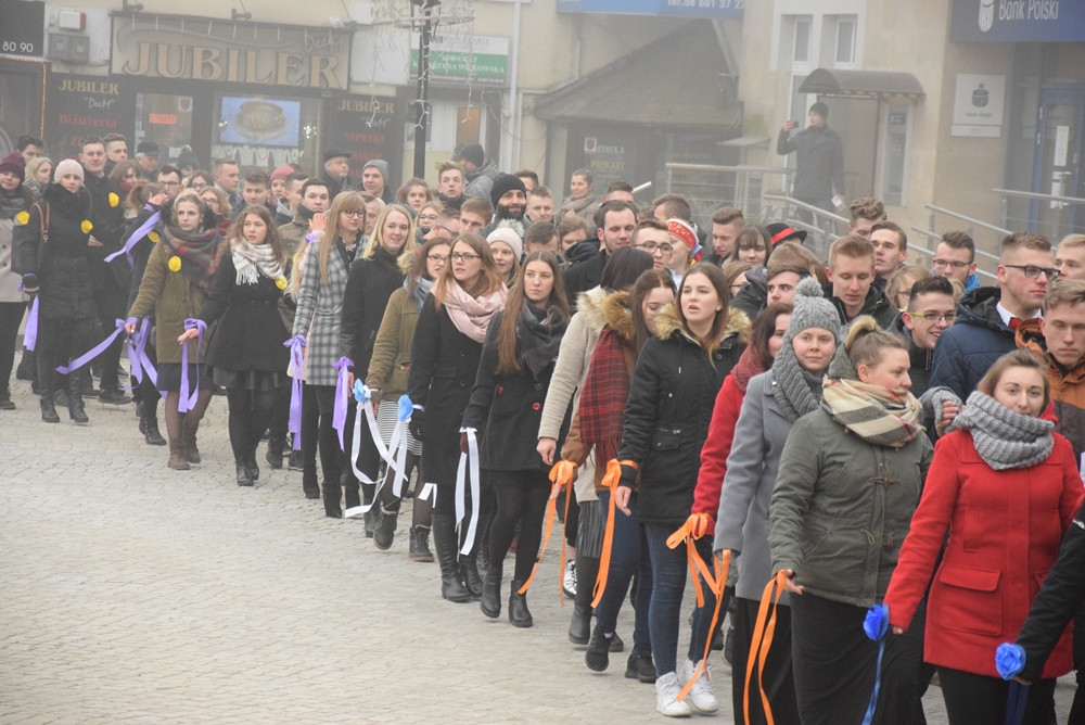 Kartuzy. Kilkuset maturzystów zatańczyło poloneza na Rynku