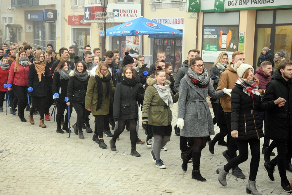 Kartuzy. Kilkuset maturzystów zatańczyło poloneza na Rynku