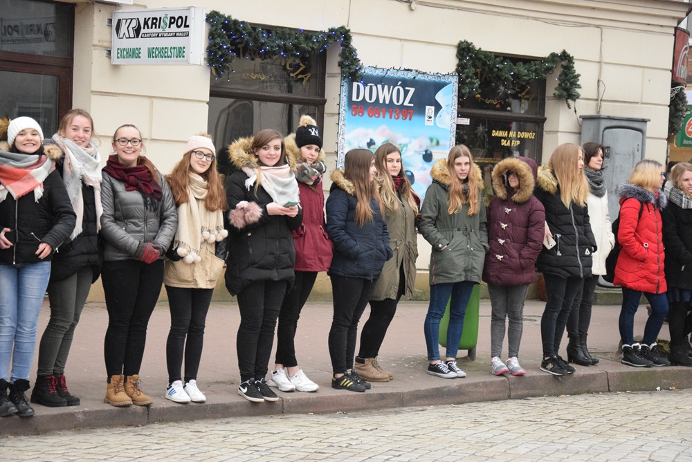 Kartuzy. Kilkuset maturzystów zatańczyło poloneza na Rynku