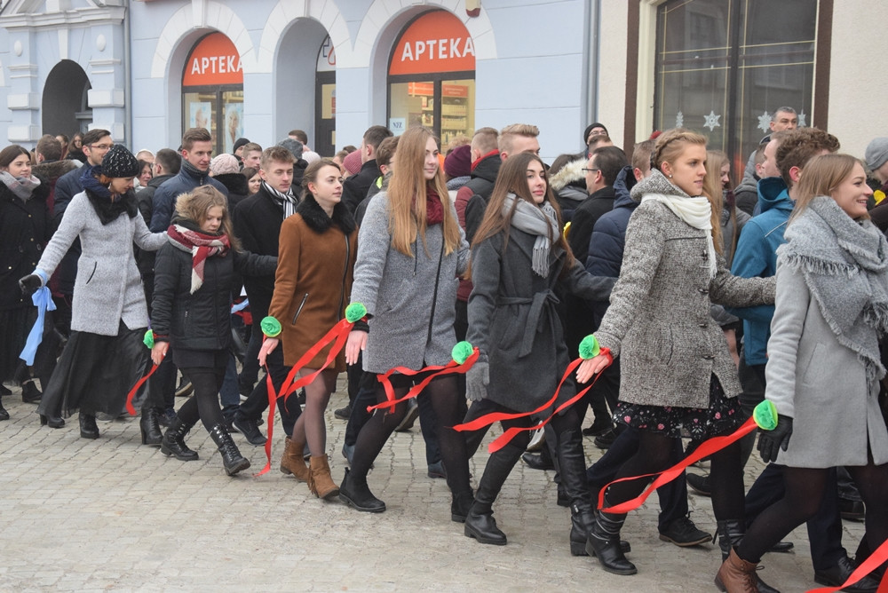Kartuzy. Kilkuset maturzystów zatańczyło poloneza na Rynku