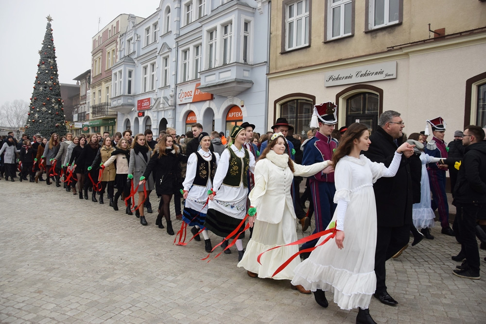 Kartuzy. Kilkuset maturzystów zatańczyło poloneza na Rynku