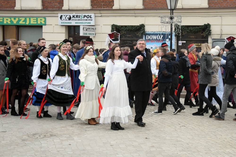 Kartuzy. Kilkuset maturzystów zatańczyło poloneza na Rynku