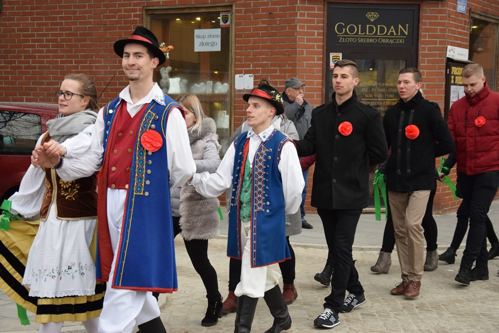 Kartuzy. Kilkuset maturzystów zatańczyło poloneza na Rynku