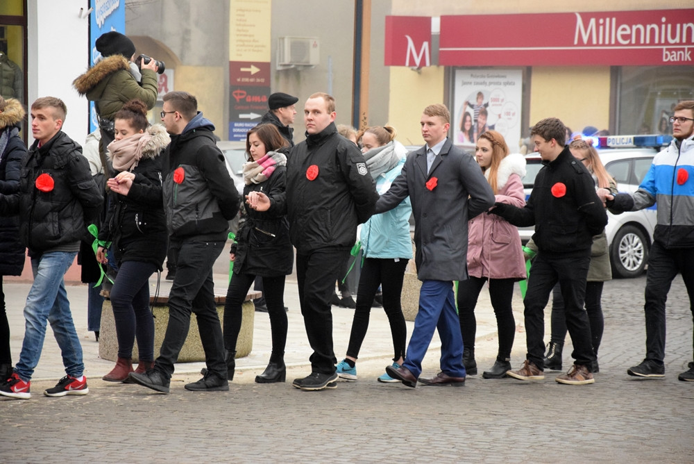 Kartuzy. Kilkuset maturzystów zatańczyło poloneza na Rynku