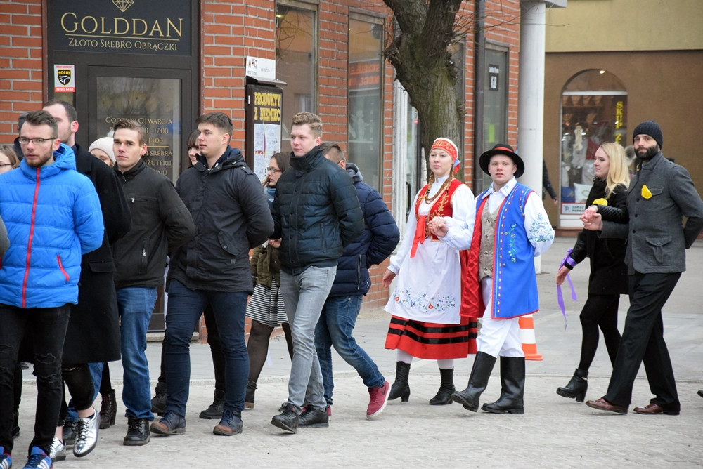Kartuzy. Kilkuset maturzystów zatańczyło poloneza na Rynku