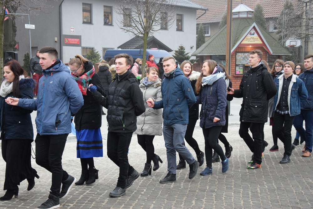 Kartuzy. Kilkuset maturzystów zatańczyło poloneza na Rynku