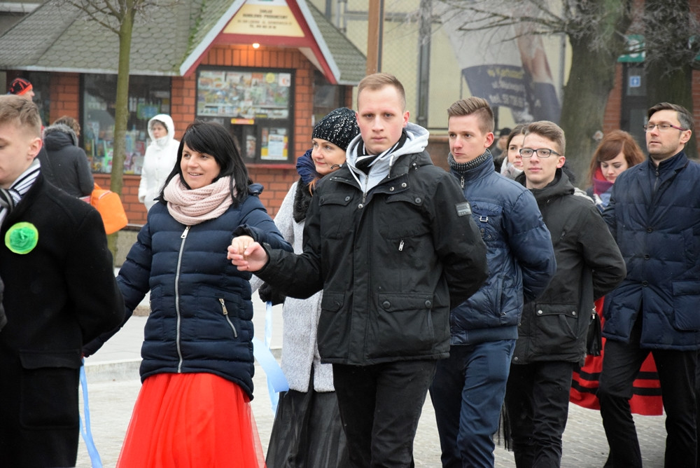 Kartuzy. Kilkuset maturzystów zatańczyło poloneza na Rynku