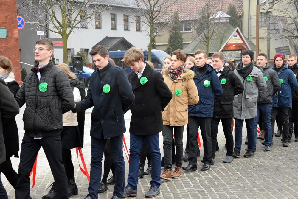 Kartuzy. Kilkuset maturzystów zatańczyło poloneza na Rynku