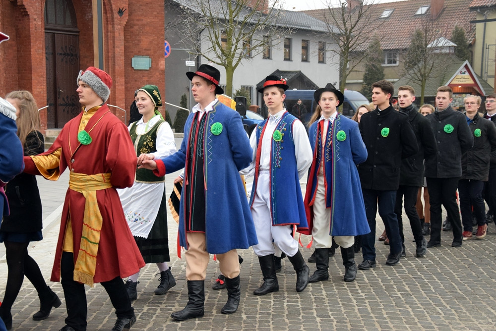 Kartuzy. Kilkuset maturzystów zatańczyło poloneza na Rynku