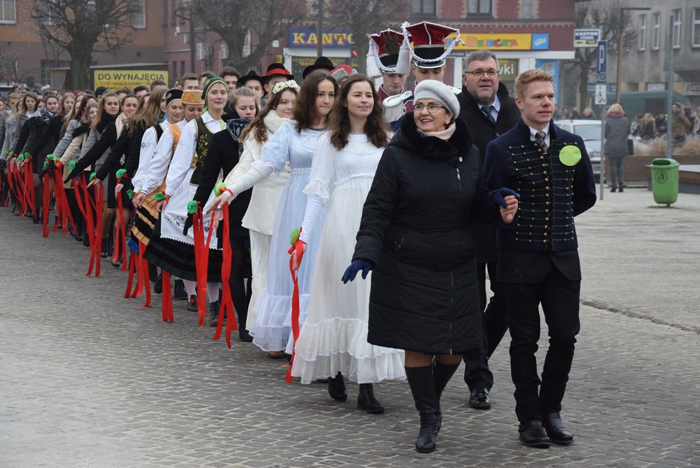 Kartuzy. Kilkuset maturzystów zatańczyło poloneza na Rynku