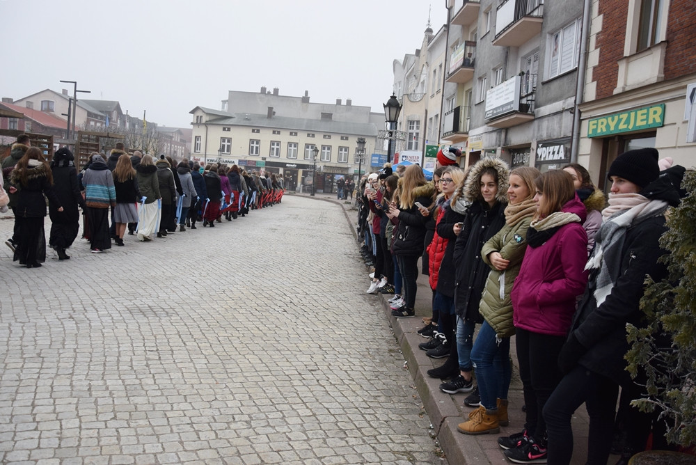 Kartuzy. Kilkuset maturzystów zatańczyło poloneza na Rynku