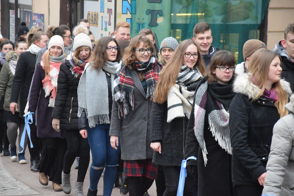 Kartuzy. Kilkuset maturzystów zatańczyło poloneza na Rynku