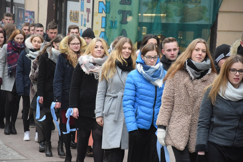 Kartuzy. Kilkuset maturzystów zatańczyło poloneza na Rynku