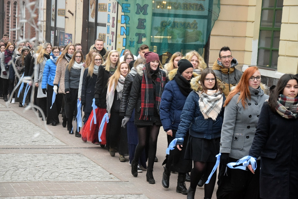 Kartuzy. Kilkuset maturzystów zatańczyło poloneza na Rynku