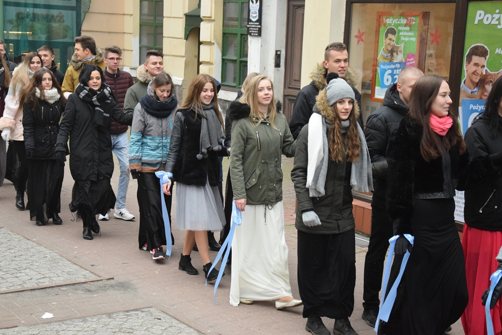 Kartuzy. Kilkuset maturzystów zatańczyło poloneza na Rynku