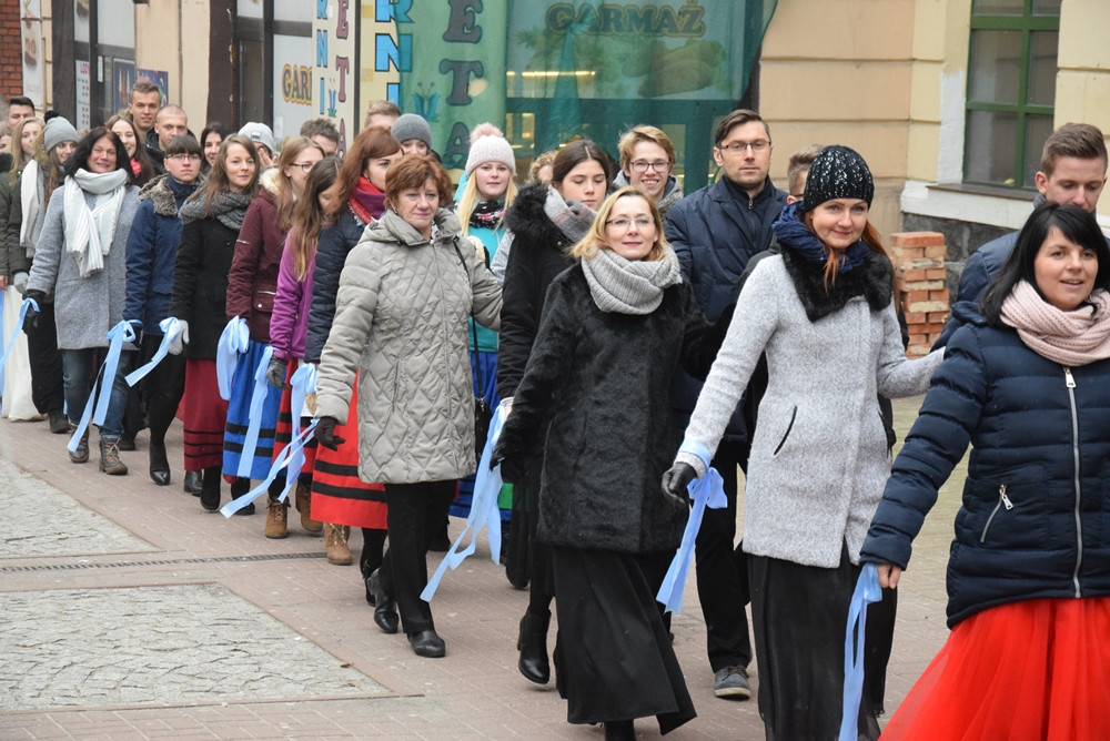 Kartuzy. Kilkuset maturzystów zatańczyło poloneza na Rynku
