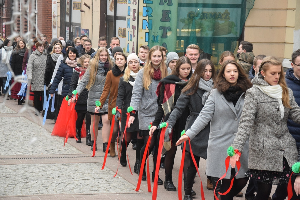 Kartuzy. Kilkuset maturzystów zatańczyło poloneza na Rynku