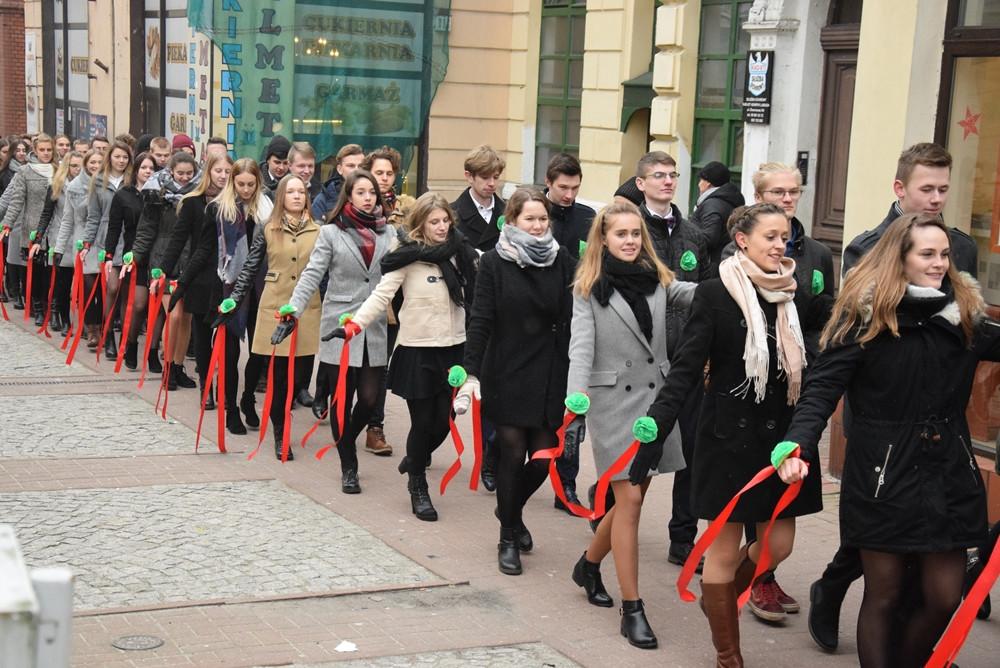 Kartuzy. Kilkuset maturzystów zatańczyło poloneza na Rynku