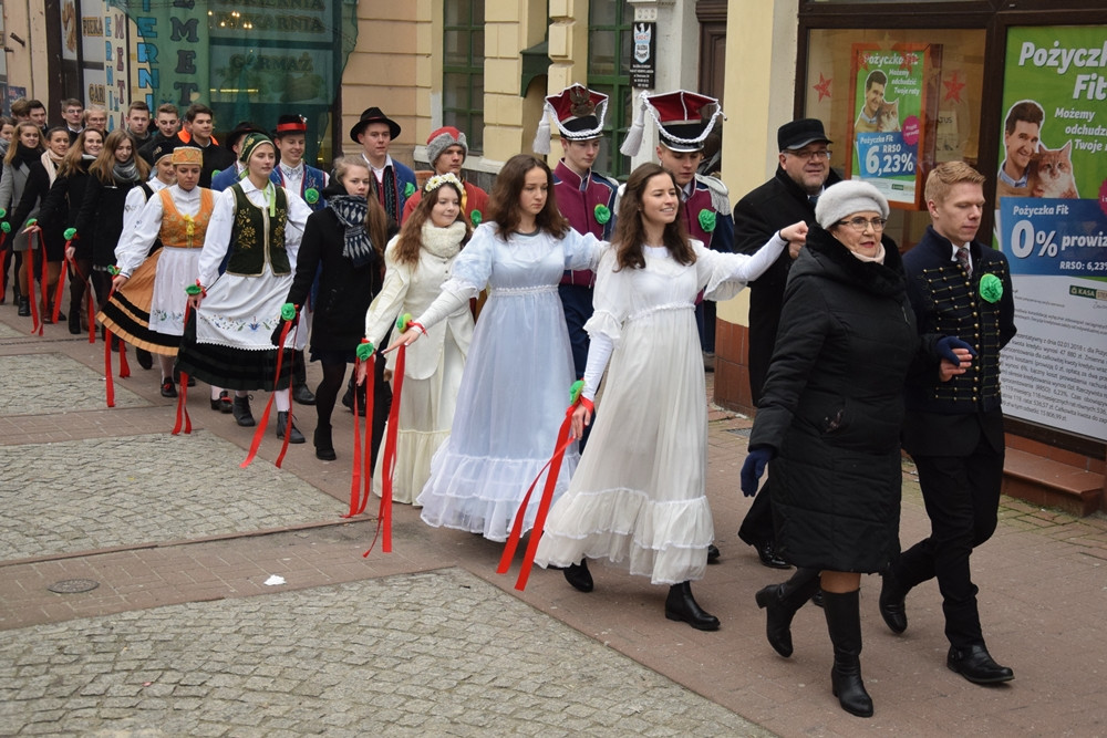 Kartuzy. Kilkuset maturzystów zatańczyło poloneza na Rynku
