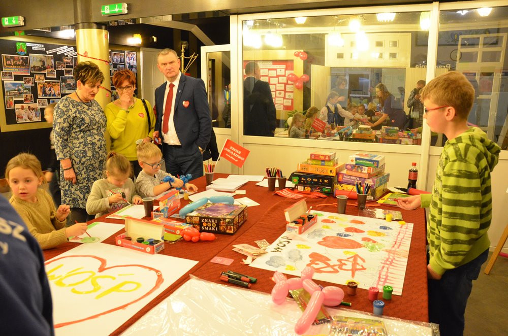 Energetyczny finał WOŚP w Chmielnie. Licytacje, kabaret, no i ta orkiestra...