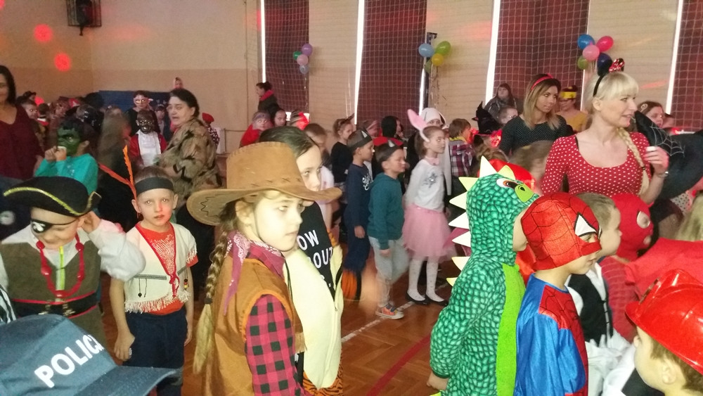 Żukowo. Wesoły bal przebierańców i karnawałowe szaleństwo w SP nr 1