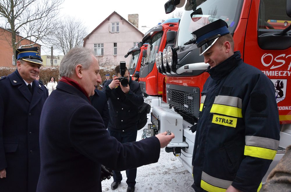 Strażacy z czterech jednostek oficjalnie odebrali kluczyki do nowych wozów bojowych