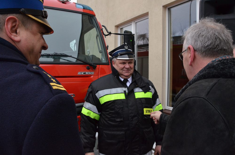 Strażacy z czterech jednostek oficjalnie odebrali kluczyki do nowych wozów bojowych