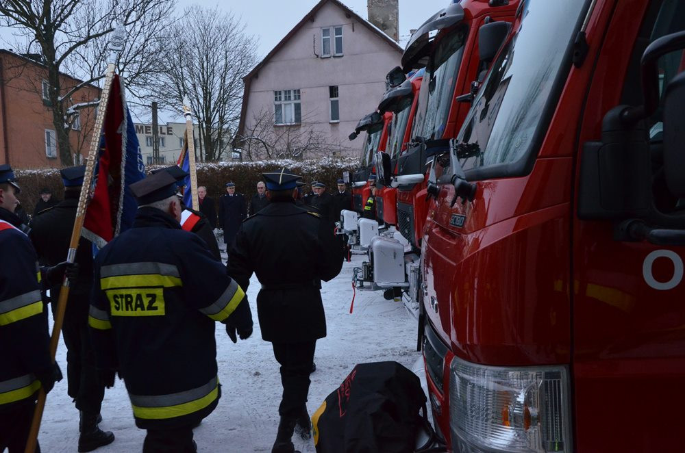 Strażacy z czterech jednostek oficjalnie odebrali kluczyki do nowych wozów bojowych