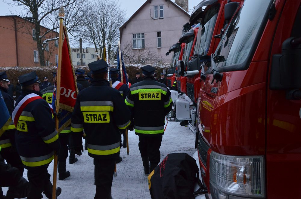 Strażacy z czterech jednostek oficjalnie odebrali kluczyki do nowych wozów bojowych