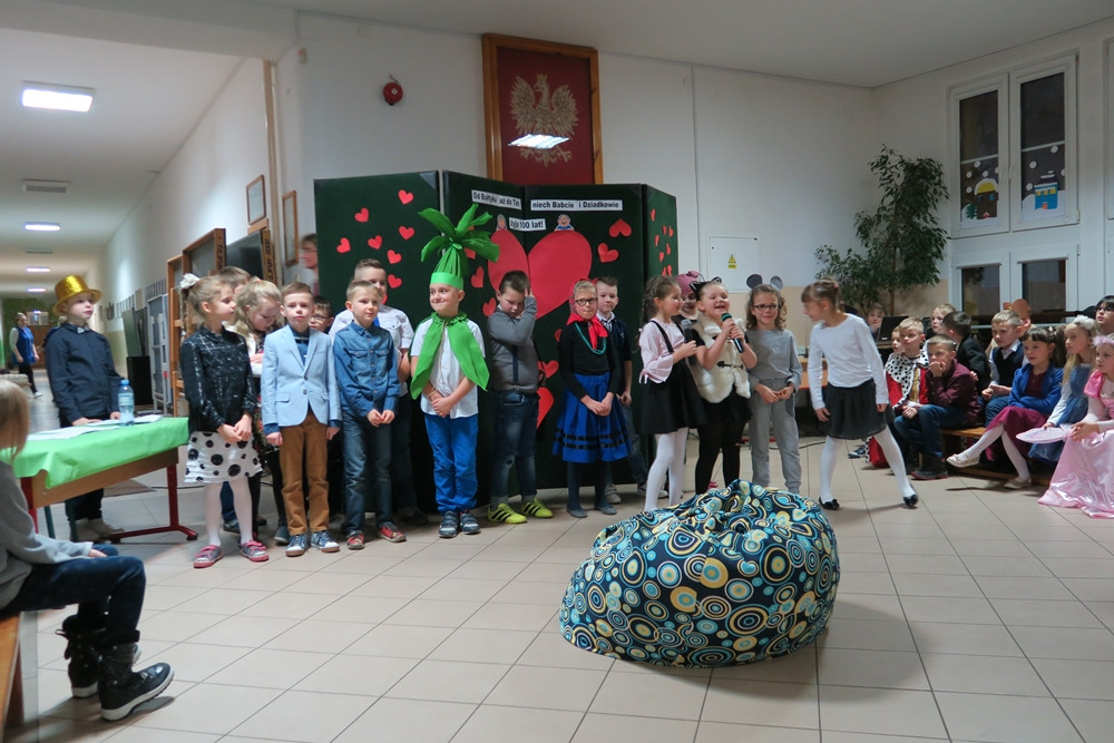 Żukowo. Uczniowie SP nr 1 wystąpili dla kochanych babć i dziadków