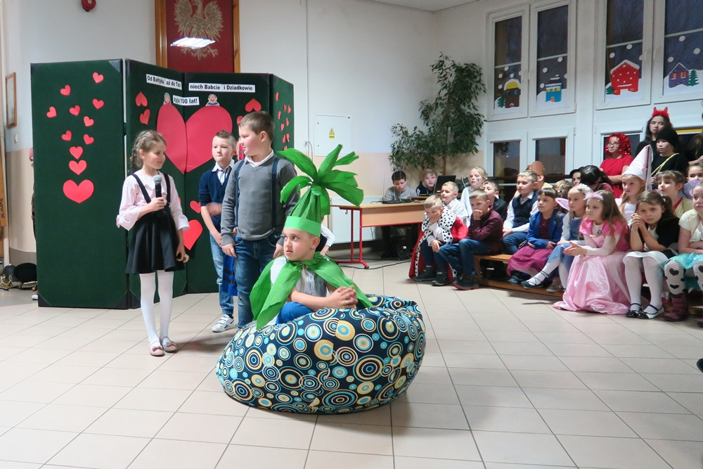 Żukowo. Uczniowie SP nr 1 wystąpili dla kochanych babć i dziadków