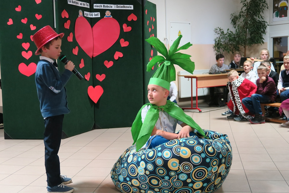 Żukowo. Uczniowie SP nr 1 wystąpili dla kochanych babć i dziadków