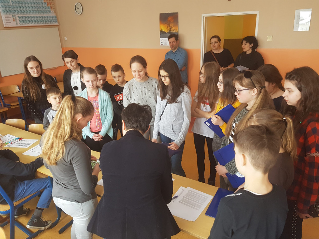 Kartuzy. Uczniowie zainteresowani dniem otwartym i klasą dwujęzyczną w Jedynce
